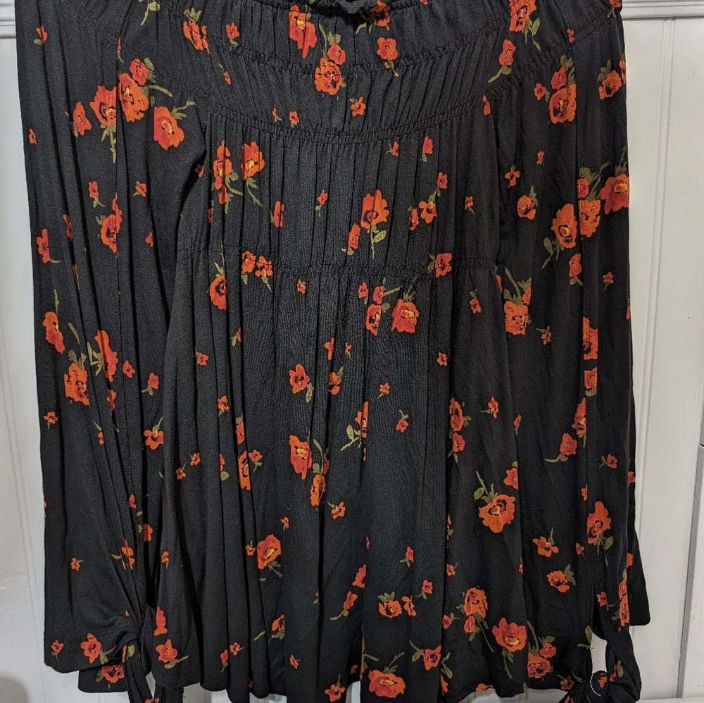 Free People flower top with bell sleeves - Picture 4 of 6